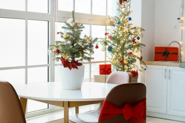 Piccolo Albero Natale Sul Tavolo Pranzo Cucina Leggera — Foto Stock