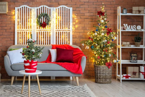 Interior Elegante Sala Estar Com Sofá Árvores Natal Luzes Brilhantes — Fotografia de Stock