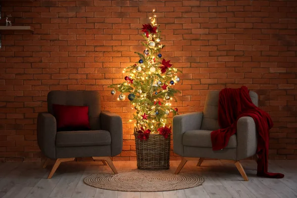 Bela Árvore Natal Com Luzes Brilhantes Poltronas Perto Parede Tijolo — Fotografia de Stock
