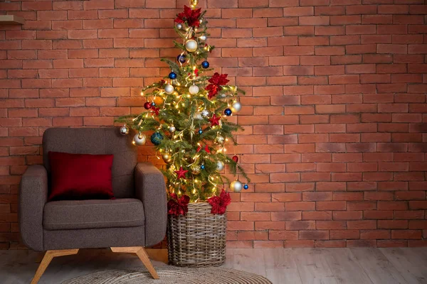 Bela Árvore Natal Com Luzes Brilhantes Poltrona Perto Parede Tijolo — Fotografia de Stock
