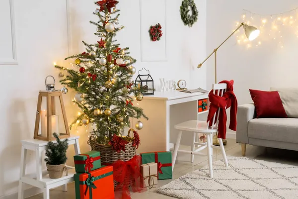 Interieur Van Lichte Kamer Met Moderne Werkplek Kerstboom Gloeiende Verlichting — Stockfoto