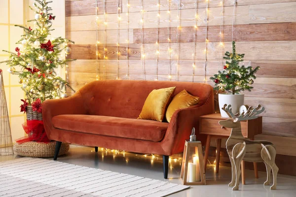 Interieur Eines Stilvollen Wohnzimmers Mit Rotem Sofa Weihnachtsbäumen Und Leuchtenden — Stockfoto