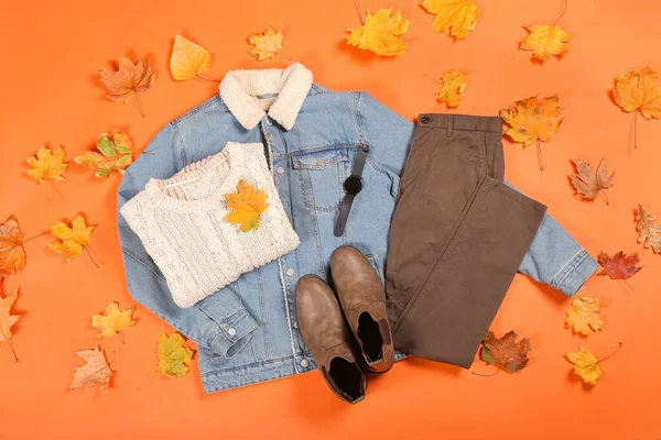 Jeansjacke Pullover Smartwatch Hose Schuhe Und Herbstblätter Auf Farbigem Hintergrund — Stockfoto
