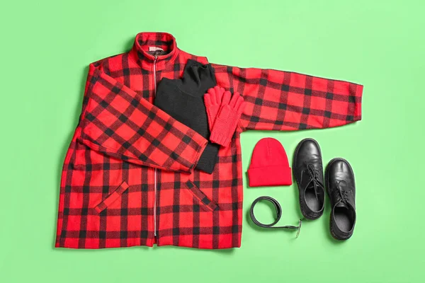 Stilvolle Karierte Jacke Pullover Handschuhe Mütze Gürtel Und Schuhe Auf — Stockfoto