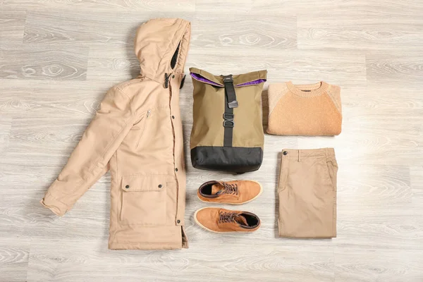 Stilvolle Männerjacke Rucksack Schuhe Pullover Und Hosen Auf Hellem Holzhintergrund — Stockfoto