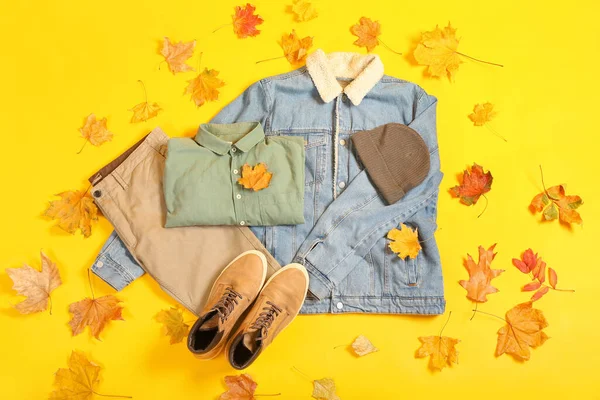 Jeansjacke Hose Hemd Hut Schuhe Und Herbstblätter Auf Farbigem Hintergrund — Stockfoto