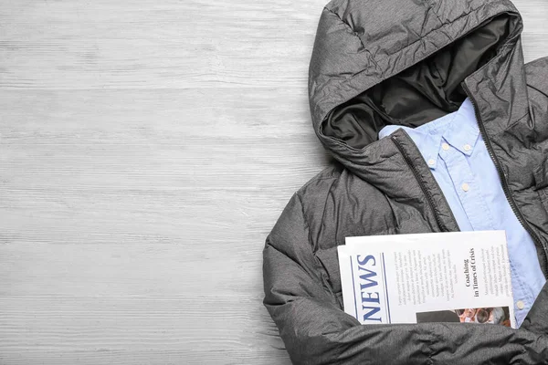 Chaqueta Con Estilo Camisa Periódico Sobre Fondo Madera Clara Primer —  Fotos de Stock