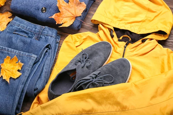 Jaqueta Elegante Suéter Jeans Sapatos Folhas Outono Fundo Madeira Close — Fotografia de Stock