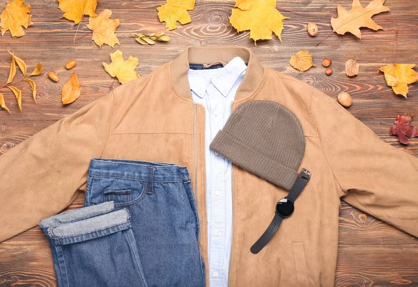 Stilvolle Jacke Hemd Hose Hut Smartwatch Und Herbstblätter Auf Hölzernem — Stockfoto