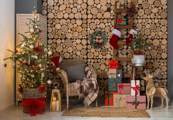 Χριστουγεννιάτικα Δέντρα Πολυθρόνα Σκάλα Και Δώρα Κοντά Ξύλινο Τοίχο — Φωτογραφία Αρχείου