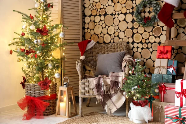 Árboles Navidad Con Sillón Escalera Regalos Cerca Pared Madera — Foto de Stock