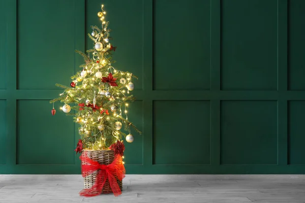 Karácsonyfa Izzó Fények Közelében Zöld Fal — Stock Fotó