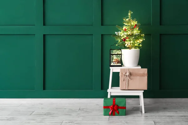 Pequena Árvore Natal Com Luzes Brilhantes Presentes Escada Rolante Perto — Fotografia de Stock