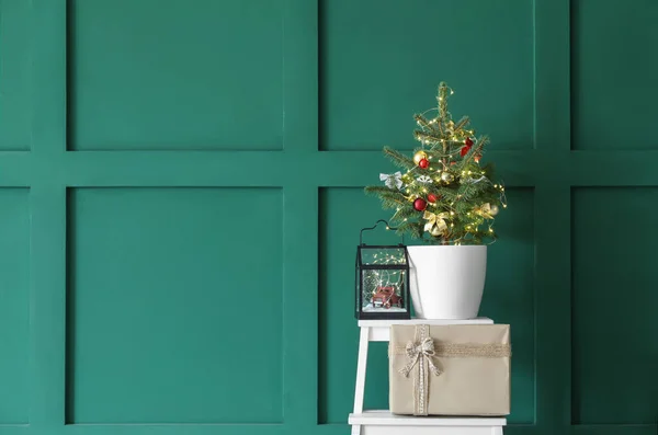 Pequena Árvore Natal Com Luzes Brilhantes Presentes Escada Rolante Perto — Fotografia de Stock