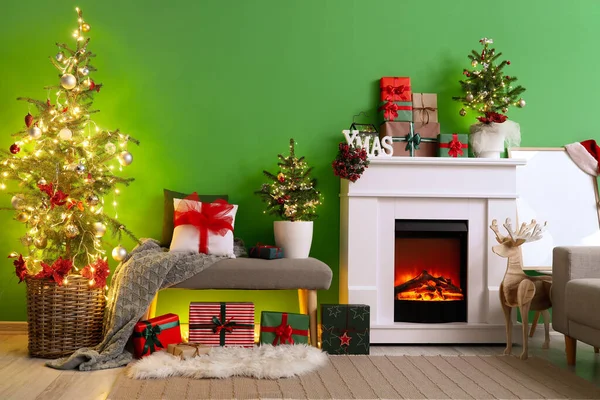 Interior Elegante Sala Estar Con Chimenea Árboles Navidad Luces Brillantes —  Fotos de Stock
