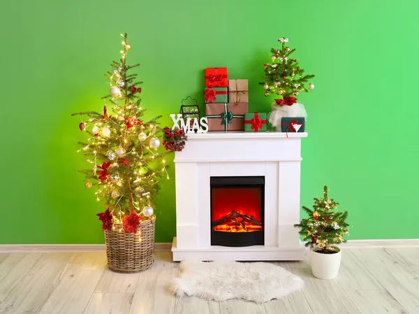 크리스마스 트리가 벽난로 — 스톡 사진