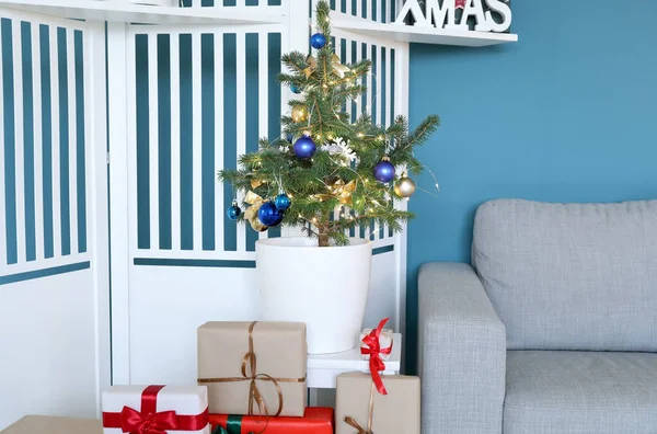 Kleine Kerstboom Met Geschenken Vouwscherm Buurt Van Blauwe Muur — Stockfoto