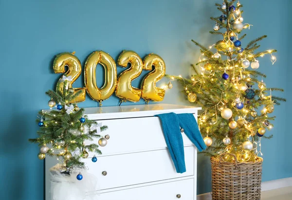 Ballonnen Vorm Van Figuur 2022 Ladekast Kerstbomen Bij Blauwe Muur — Stockfoto