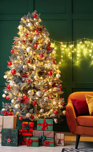 Όμορφο Χριστουγεννιάτικο Δέντρο Λαμπερά Φώτα Δώρα Και Καναπέ Κοντά Πράσινο — Φωτογραφία Αρχείου