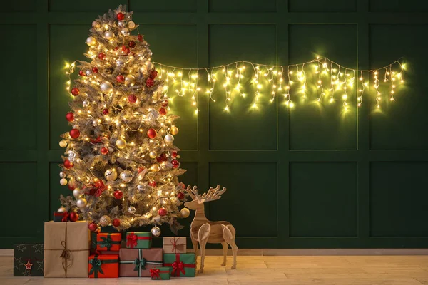 Bela Árvore Natal Com Luzes Brilhantes Presentes Renas Madeira Perto — Fotografia de Stock