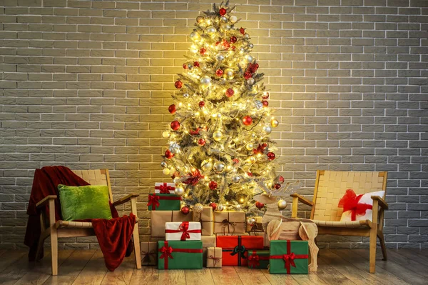 Όμορφο Χριστουγεννιάτικο Δέντρο Λαμπερά Φώτα Δώρα Και Καρέκλες Κοντά Τοίχο — Φωτογραφία Αρχείου