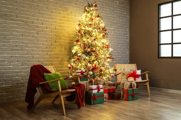 Schöner Weihnachtsbaum Mit Leuchtenden Lichtern Geschenken Und Stühlen Der Nähe — Stockfoto