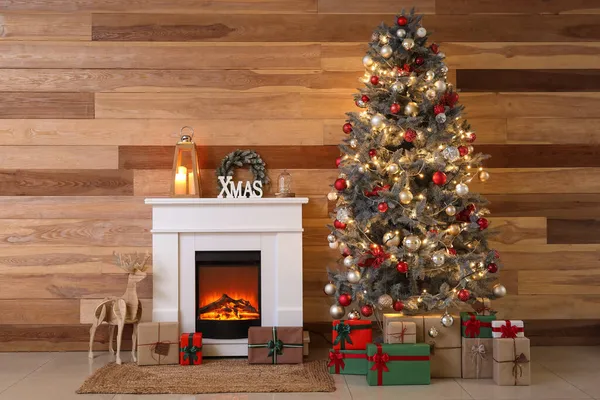 Hermoso Árbol Navidad Con Regalos Chimenea Decoración Cerca Pared Madera —  Fotos de Stock