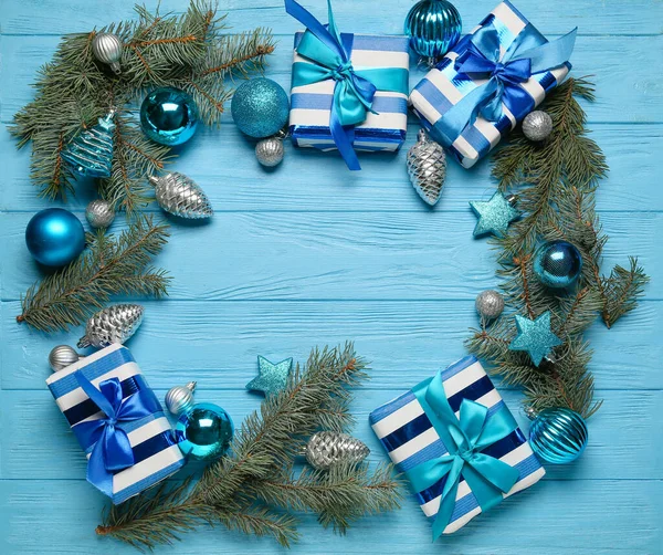 Frame Gemaakt Van Kerstcadeaus Decor Blauwe Houten Ondergrond — Stockfoto
