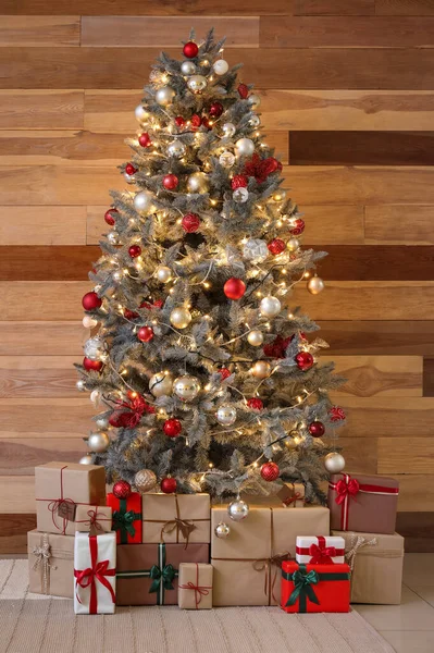 Gyönyörű Karácsonyfa Ragyogó Fények Ajándékok Közelében Fából Készült Fal — Stock Fotó
