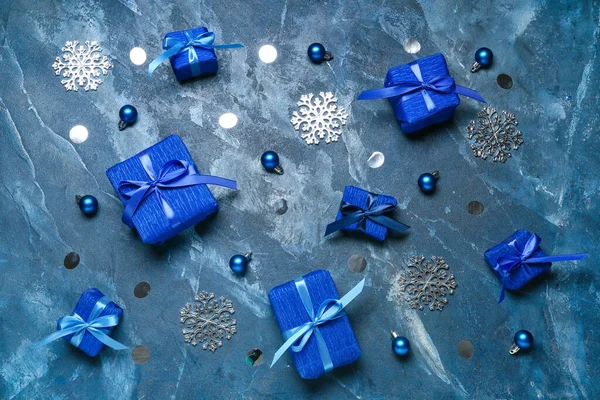 Рождественские Подарки Декор Гранж Синий Фон — стоковое фото