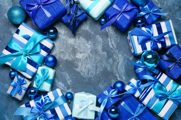 グランジブルーの背景にクリスマスプレゼントや装飾で作られたフレーム — ストック写真