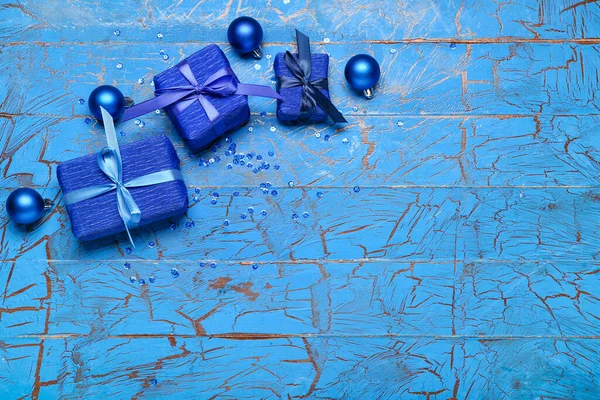 Weihnachtsgeschenke Und Dekor Auf Blauem Holzhintergrund — Stockfoto