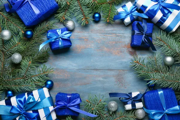 Frame Gemaakt Van Kerstcadeaus Decor Blauwe Houten Ondergrond — Stockfoto