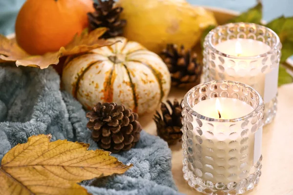 在烛台上燃着蜡烛 桌上放着秋天的装饰 — 图库照片