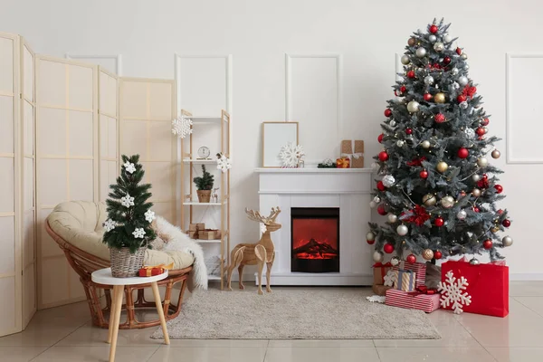 Belső Tér Világos Nappali Kandallóval Karácsonyfa Összecsukható Képernyő — Stock Fotó
