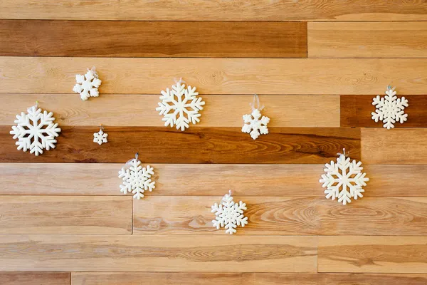 Białe Płatki Śniegu Wiszące Drewnianej Ścianie — Zdjęcie stockowe