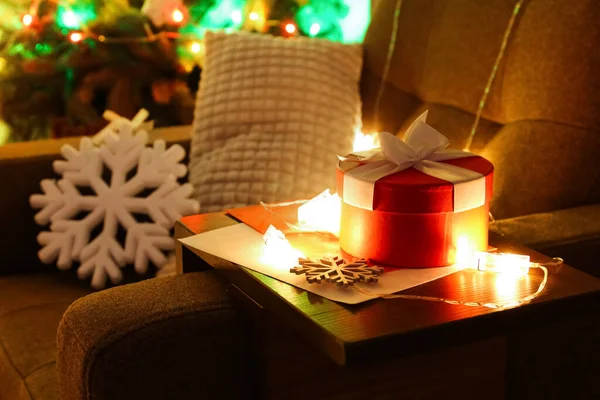 Подлокотник Стол Рождественским Подарком Снежинка Светящиеся Огни Кресле Номере — стоковое фото