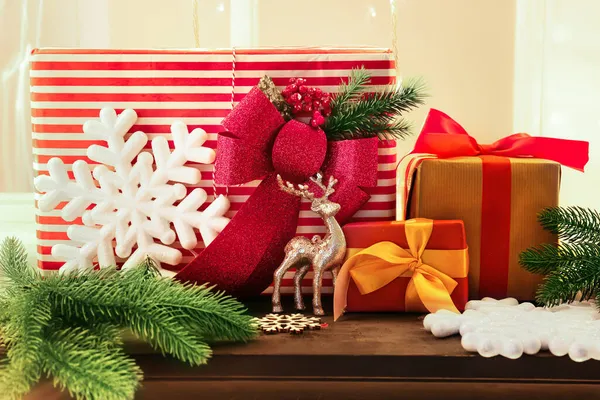 Подарочные Коробки Рождественским Декором Камине Возле Окна — стоковое фото