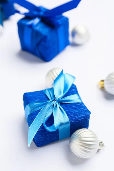 Belos Presentes Natal Com Decoração Fundo Branco — Fotografia de Stock