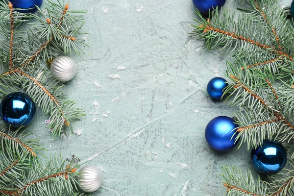 美しいクリスマスの装飾が施されたモミの木の枝を背景に — ストック写真
