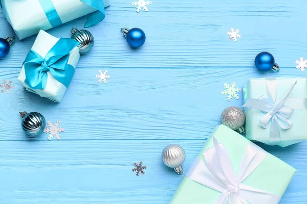 Krásné Vánoční Dárky Výzdobou Modrém Dřevěném Pozadí — Stock fotografie