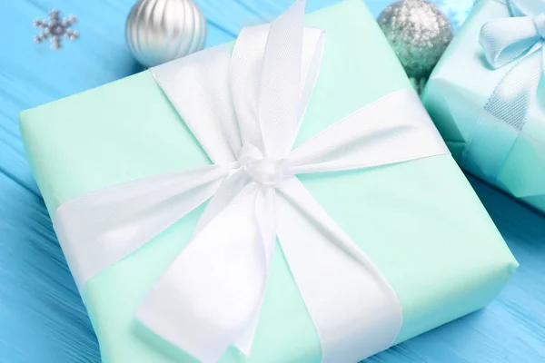 Gyönyörű Karácsonyi Ajándék Kék Háttér Közelkép — Stock Fotó