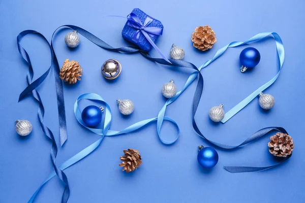 Стильный Рождественский Декор Синем Фоне — стоковое фото