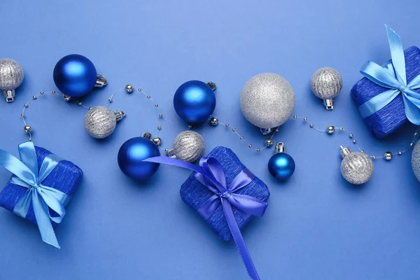 Gyönyörű Karácsonyi Ajándékok Dekorációval Kék Háttér — Stock Fotó
