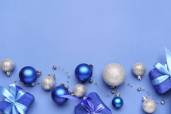 Belos Presentes Natal Com Decoração Fundo Azul — Fotografia de Stock
