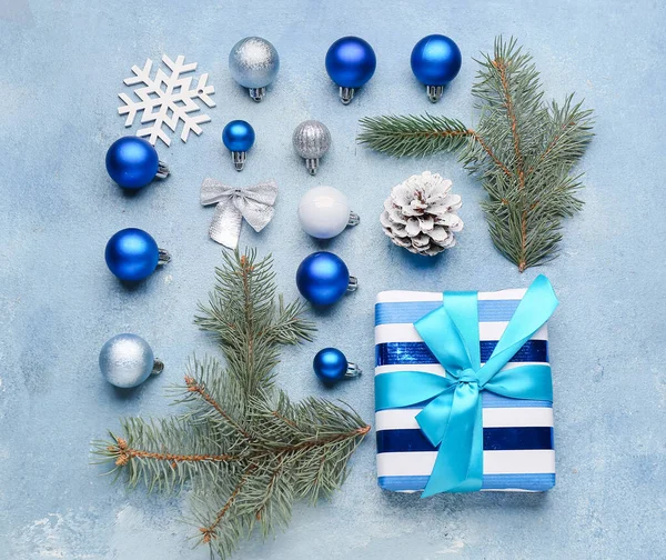 Ramas Abeto Con Hermosa Decoración Navidad Regalo Sobre Fondo Azul —  Fotos de Stock