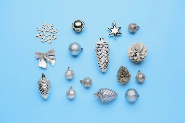 Stijlvol Kerstdecor Blauwe Achtergrond — Stockfoto