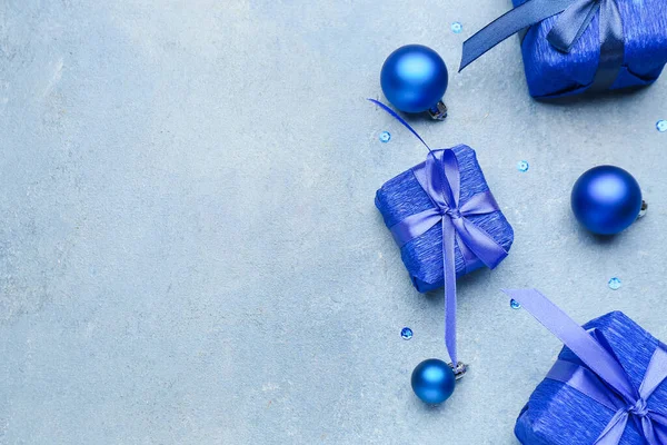 Schöne Weihnachtsgeschenke Mit Dekor Auf Blauem Hintergrund — Stockfoto