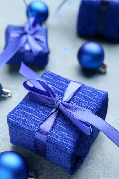 Belo Presente Natal Com Decoração Fundo Azul — Fotografia de Stock