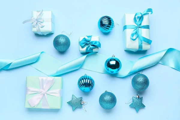 青い背景に装飾が施された美しいクリスマスの贈り物 — ストック写真